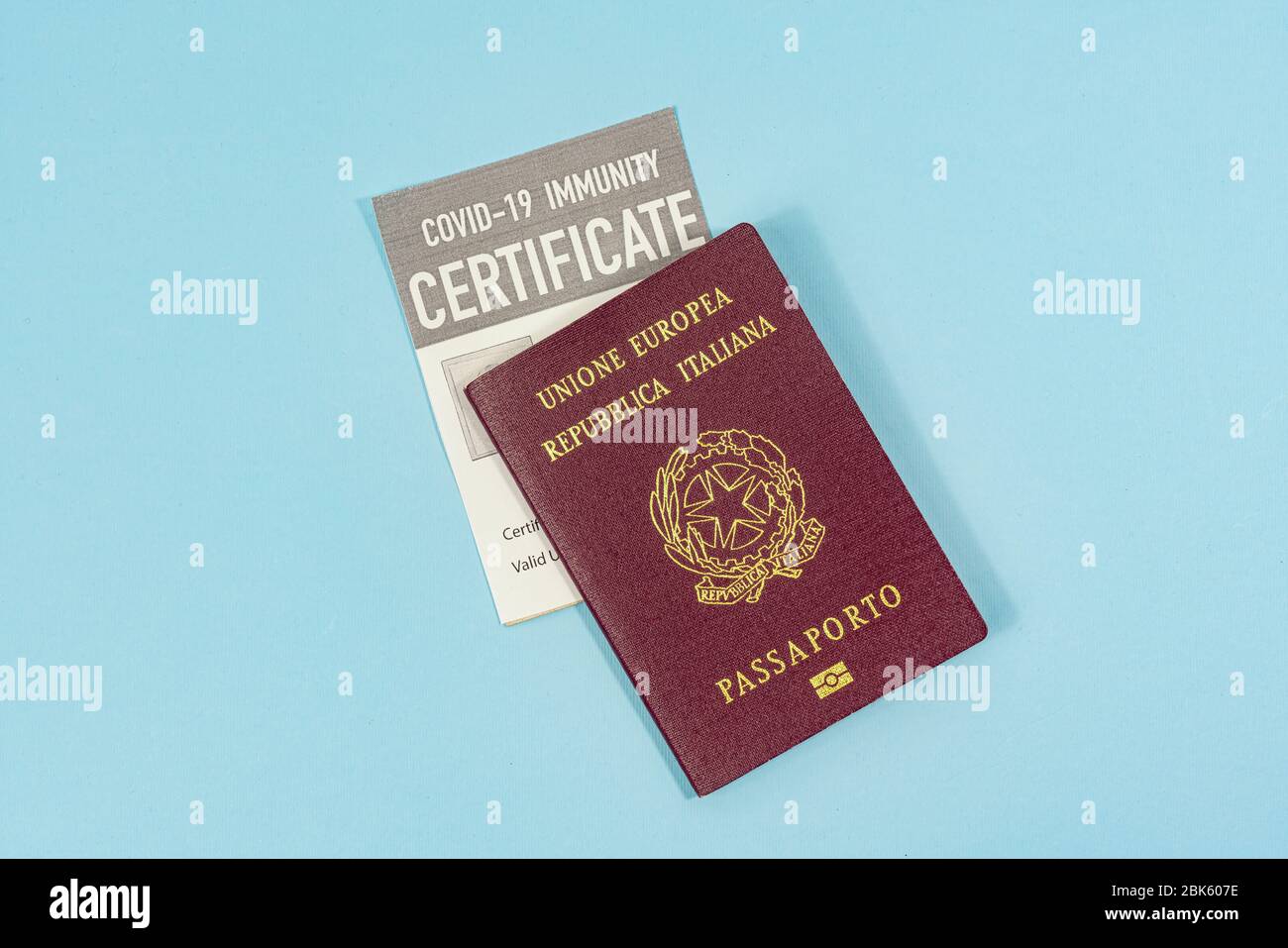 La licenza di immunità e il passaporto per viaggiare in tempi di coronavirus Foto Stock