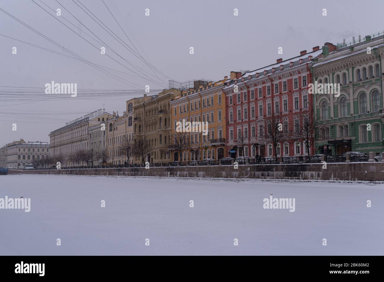 Terrapieno del fiume Moyka con ghiaccio. San Pietroburgo. Russia Foto Stock