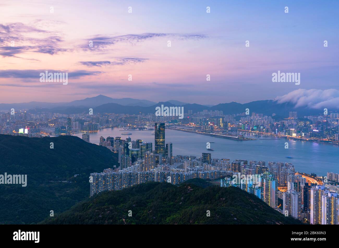 Vista di Quarry Bay e Kowloon al tramonto, Hong Kong Foto Stock
