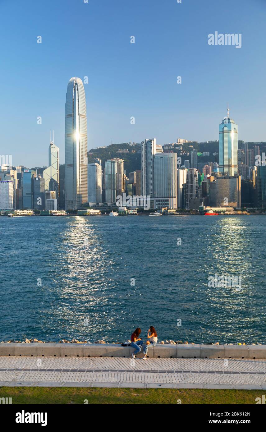 Skyline dell'Isola di Hong Kong dal West Kowloon Art Park, Kowloon, Hong Kong Foto Stock