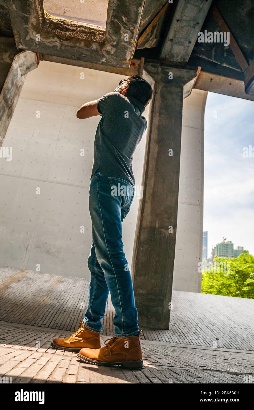 Un fotografo straniero di sesso maschile spara l'apertura di una shute per caricare carri di carbone con carbone scaricato dalle chiatte sul fiume Huangpu conservato presso il Foto Stock