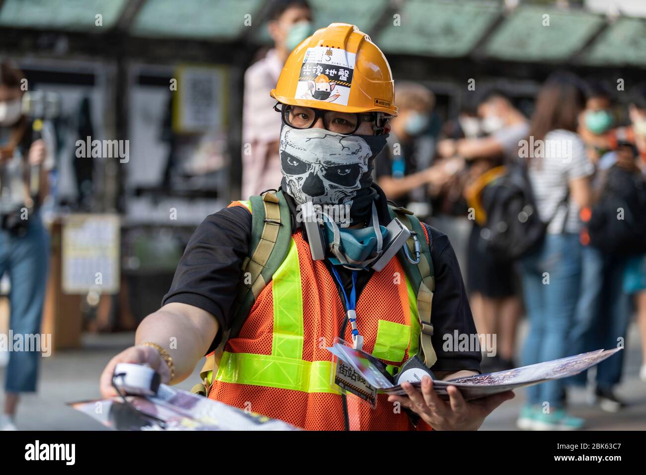 Hong Kong, Cina. 1° maggio 2020. Membro del Partito laburista dell'edilizia, che indossa una maschera facciale, come misura precauzionale contro il coronavirus COVID-19, che fornisce nastro di misurazione e volantino presso la loro cabina.per i cinque consecutivi senza nuovo caso di coronavirus, I partiti sindacali hanno installato lo stand promozionale in diversi distretti con misure di distanza durante il giorno di maggio. Nonostante le marce tradizionali, le autorità hanno respinto la proposta. Credit: Maggio James/ZUMA Wire/Alamy Live News Foto Stock