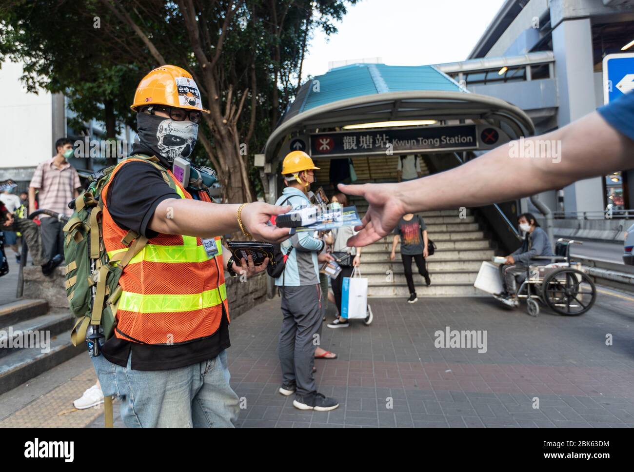 Hong Kong, Cina. 1° maggio 2020. Membro del Partito laburista dell'edilizia, che indossa una maschera facciale, come misura precauzionale contro il coronavirus COVID-19, che fornisce nastro di misurazione e volantino presso la loro cabina.per i cinque consecutivi senza nuovo caso di coronavirus, I partiti sindacali hanno installato lo stand promozionale in diversi distretti con misure di distanza durante il giorno di maggio. Nonostante le marce tradizionali, le autorità hanno respinto la proposta. Credit: Maggio James/ZUMA Wire/Alamy Live News Foto Stock