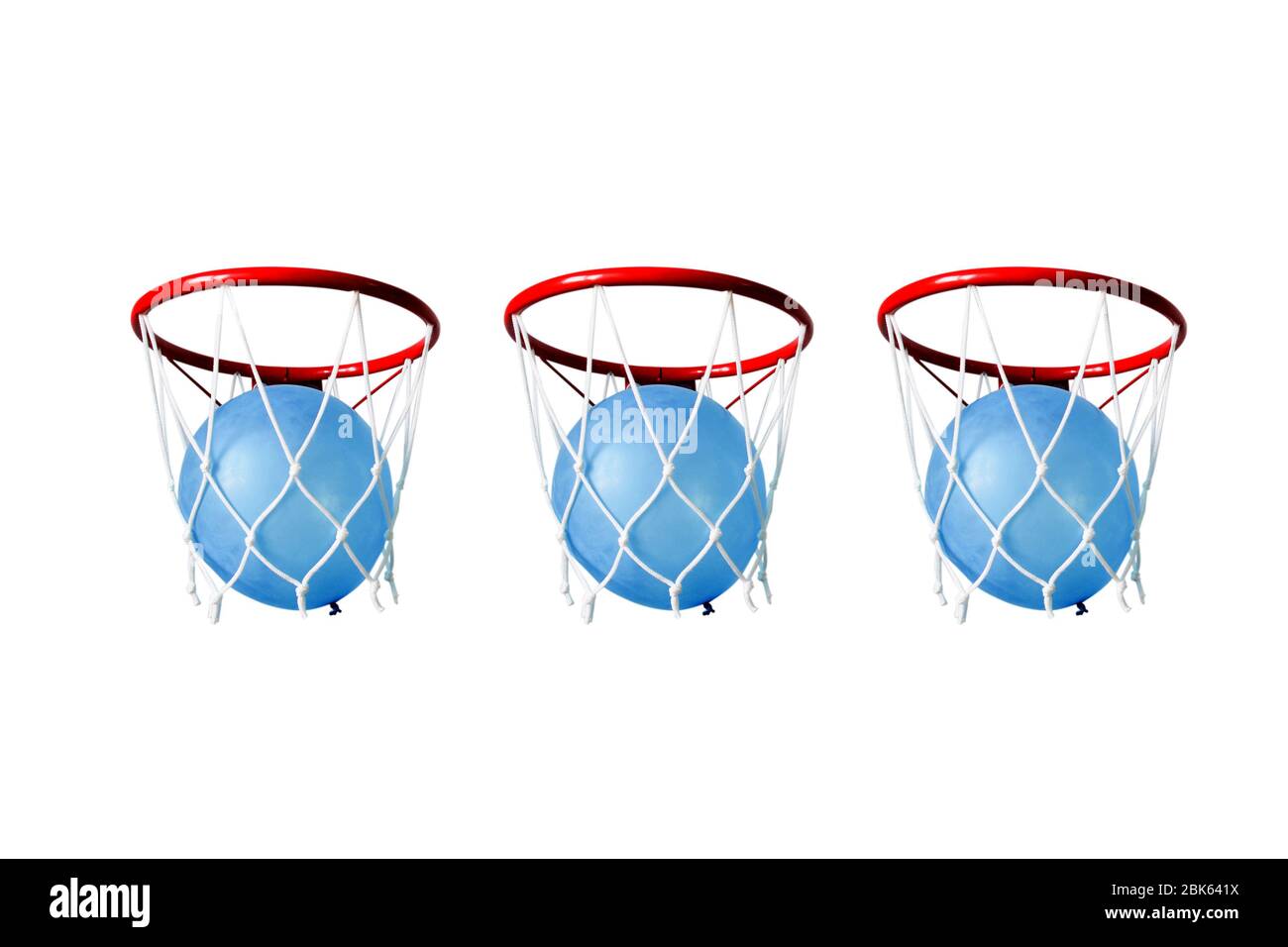 Palloncino blu in rete da basket. Tiro preciso nell'anello. Foto Stock