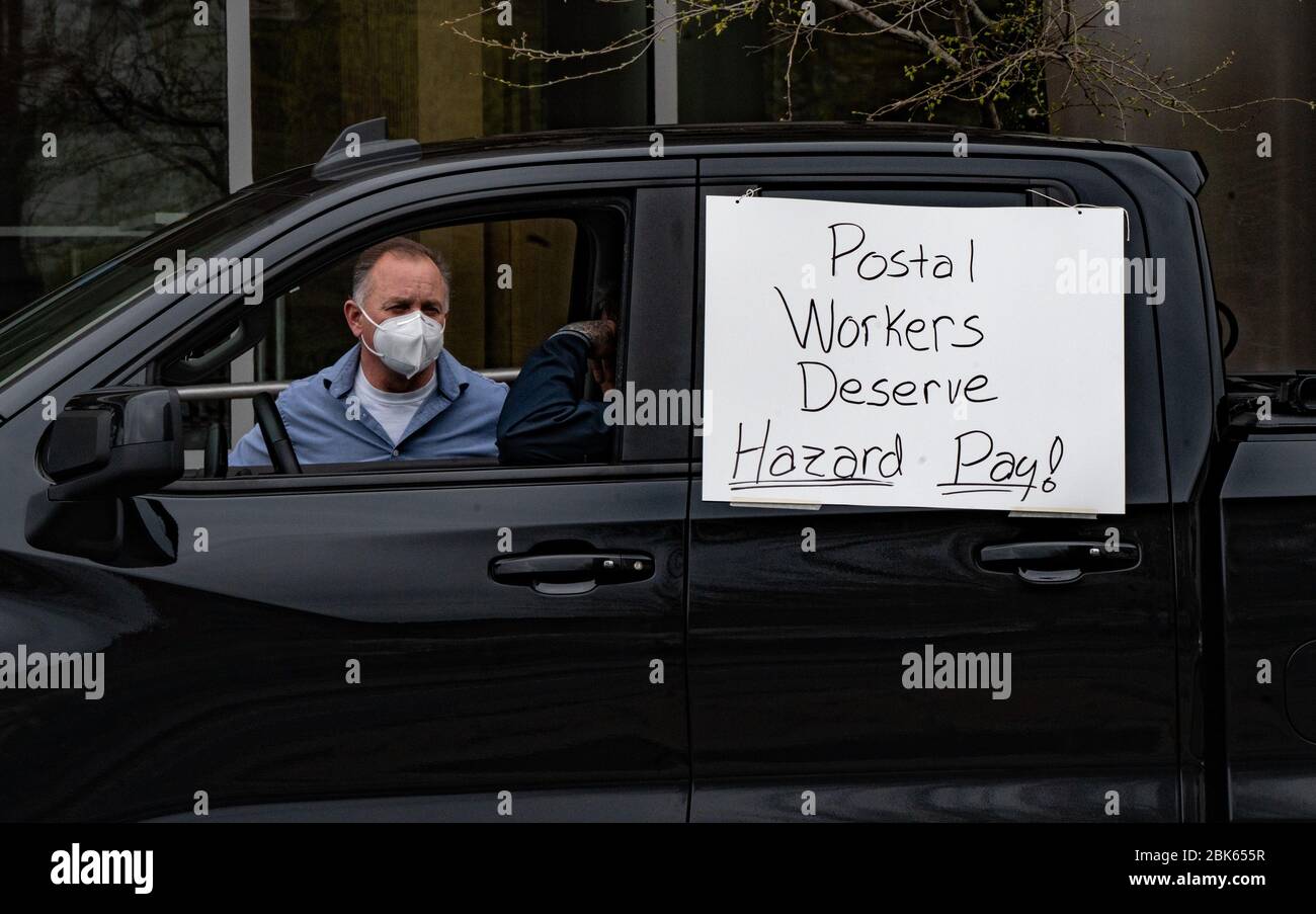 1 maggio 2020, Boston, Massachusetts, USA: "I lavoratori postali meritano una paga di pericolo" su un'auto prima del Day Car Rally di maggio per sostenere i lavoratori essenziali a USPS a Boston. Oltre 400 vetture si sono unite al rally. Credit: AFLO Co. Ltd./Alamy Live News Foto Stock