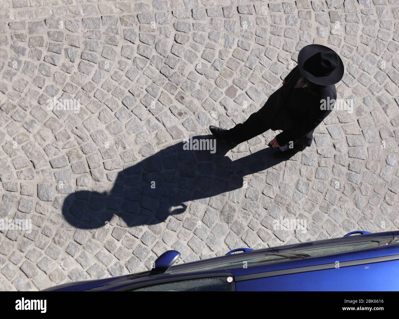 Cracovia. Cracovia. Polonia. Coronavirus pandemico. Solitario passò lungo la strada di Kazimierz, ex città ebraica. Foto Stock