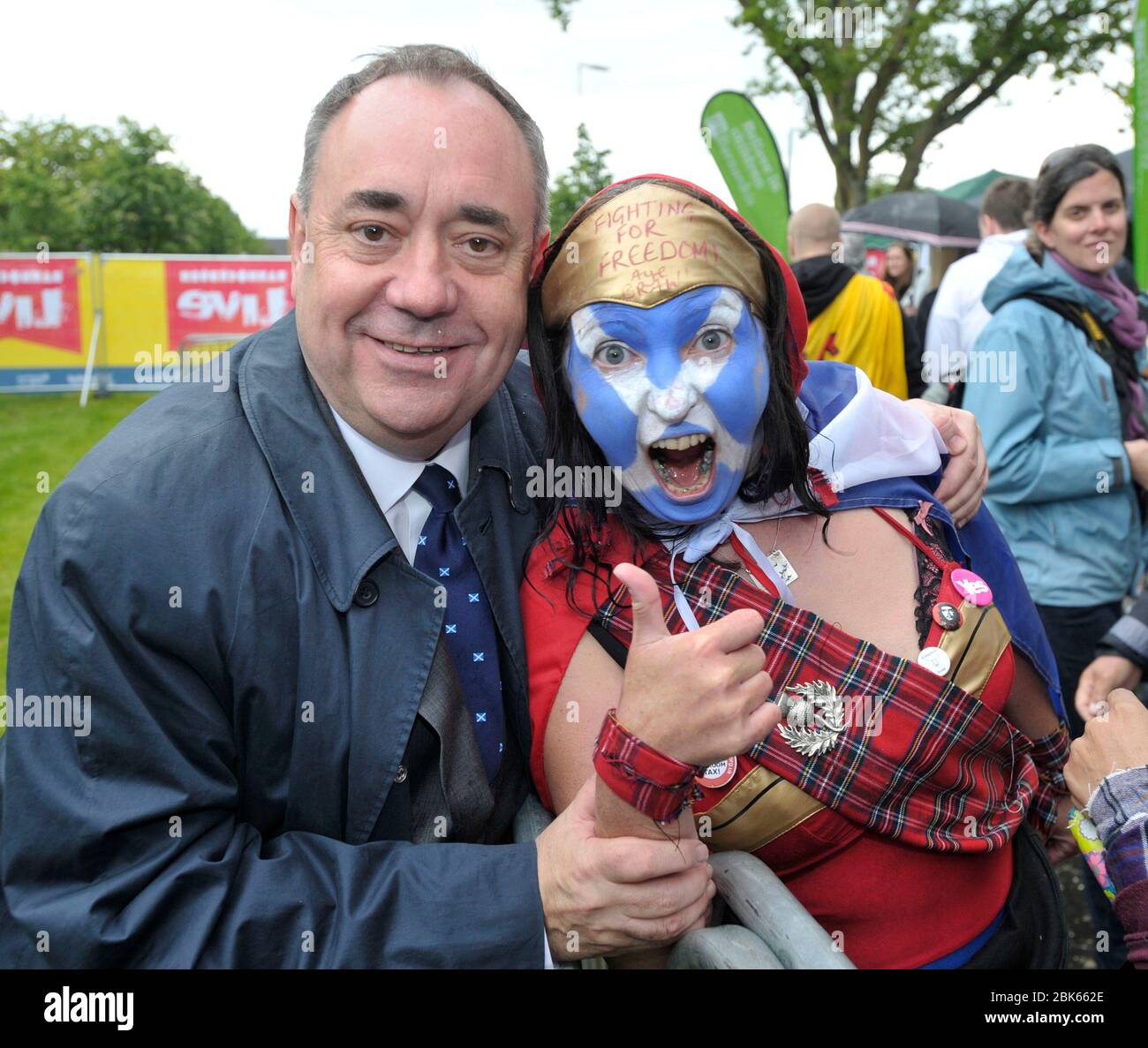 28/06/14. Alex Salmond, primo ministro scozzese, ha ritratto con un sostenitore SNP durante l'evento Bannockburn Live 2014, Bannockburn, Stirling, Scozia. Foto Stock