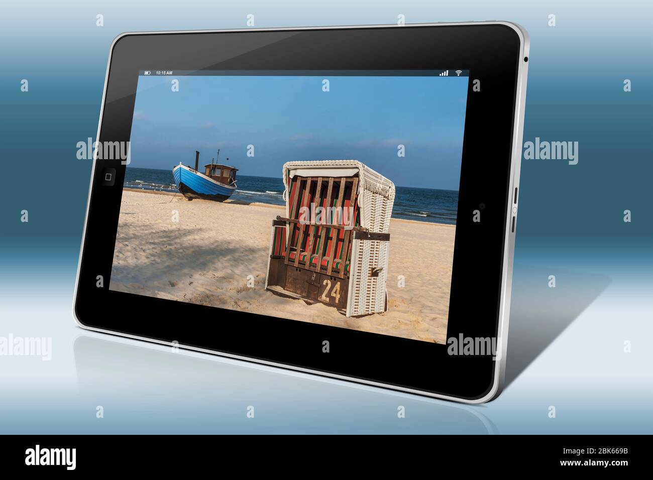 Blue Fishing Boat and Beach Chair sulla spiaggia del Mar Baltico, Heringsdorf, Usedom Island, Meclemburgo-Pomerania occidentale, Germania, Europa Foto Stock