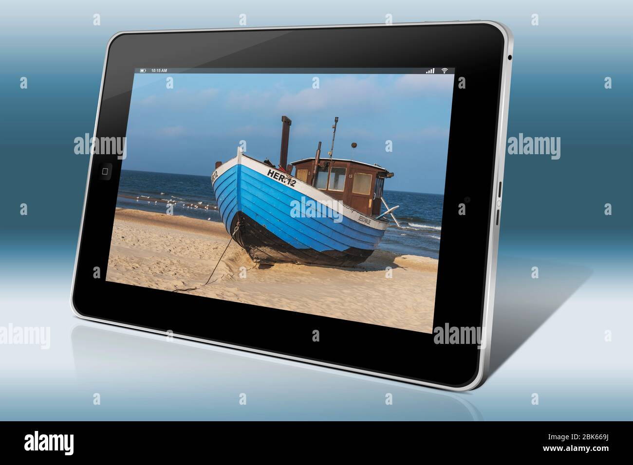 Blue barca da pesca per il Mar Baltico beach, Heringsdorf, isola di Usedom, Meclemburgo-Pomerania Occidentale, Germania, Europa Foto Stock