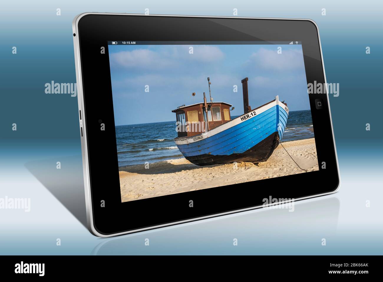 Blue barca da pesca per il Mar Baltico beach, Heringsdorf, isola di Usedom, Meclemburgo-Pomerania Occidentale, Germania, Europa Foto Stock
