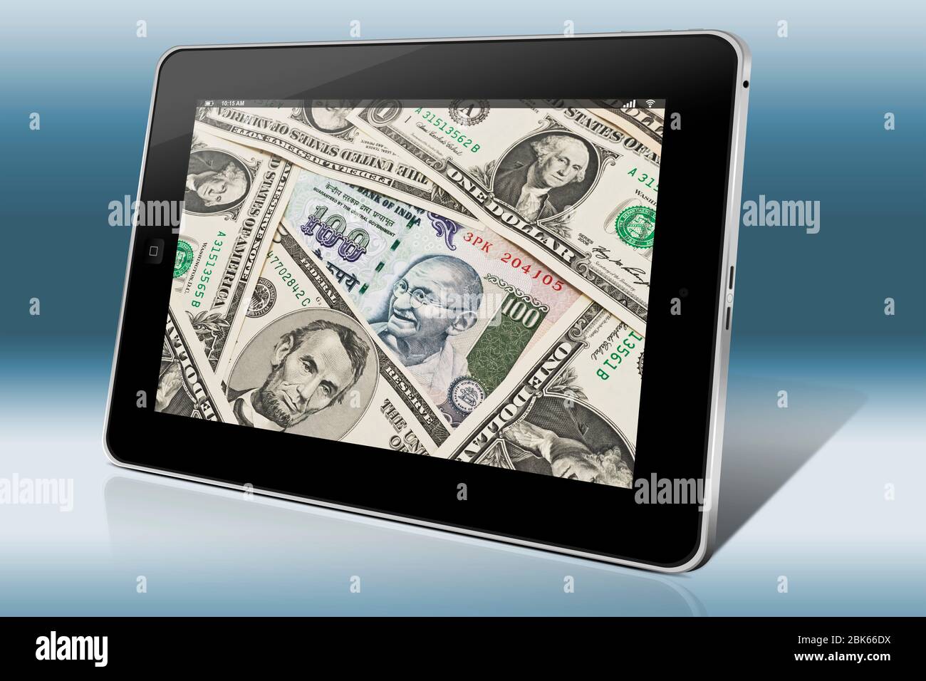 Molti Stati Uniti Le fatture del dollaro affiancati. Al centro si trova un Indian 100 rupie bill con il ritratto del Mahatma Gandhi. Foto Stock