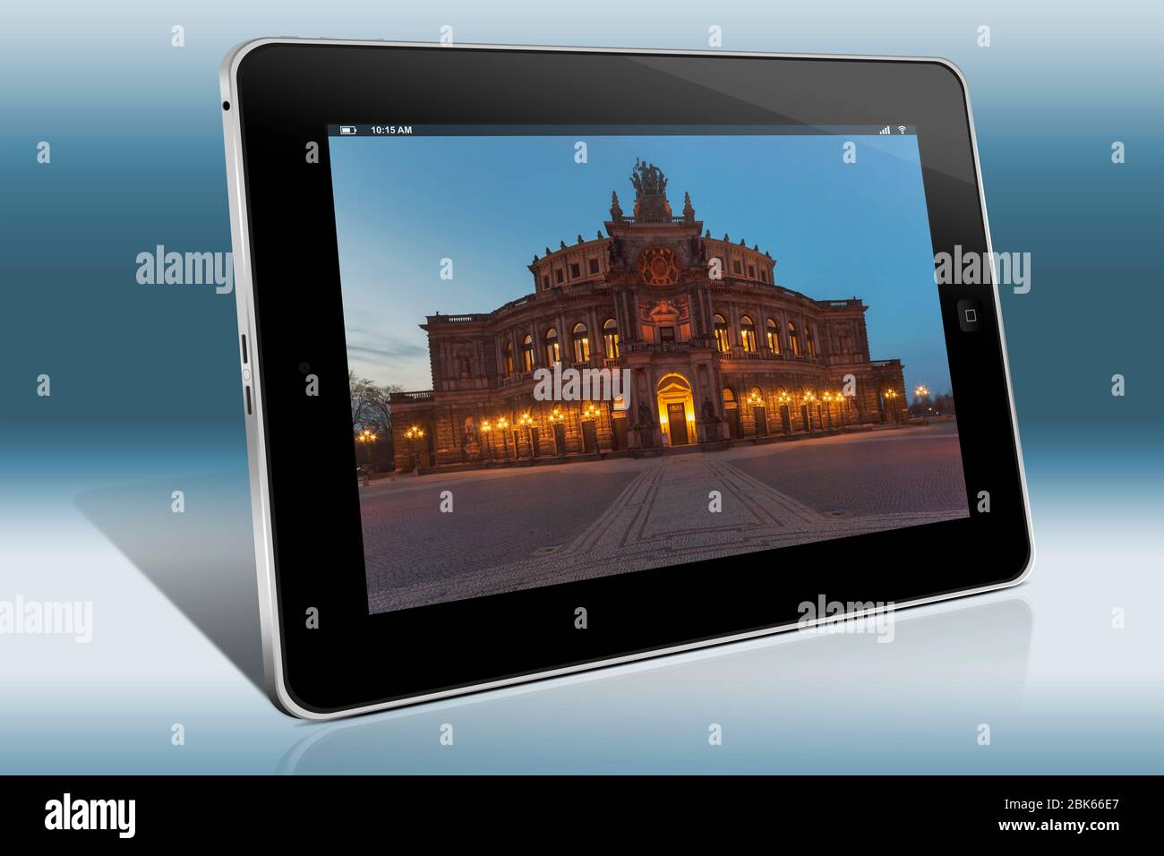 Vista su piazza del teatro per il Semperoper di Dresda, Sassonia, Germania, Europa Foto Stock