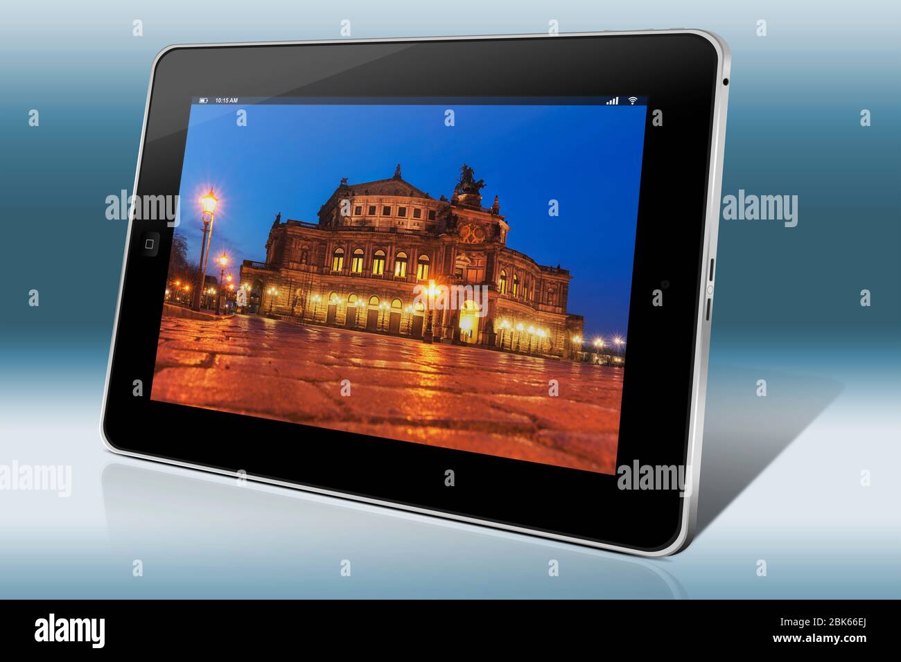 Vista su piazza del teatro per il Semperoper di Dresda, Sassonia, Germania, Europa Foto Stock