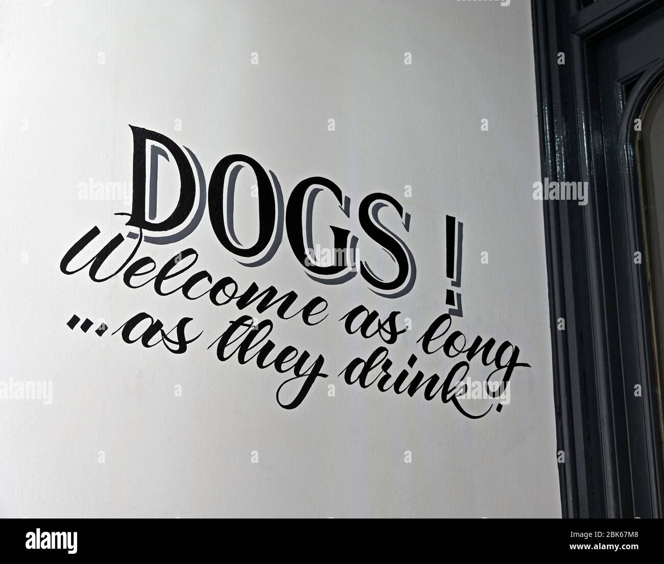 'Dogs! Benvenuto finché bevono'. Pittura a parete. Shakespeare Inn, Highgate, Kendal, Cumbria, Inghilterra, Regno Unito, Europa. Foto Stock