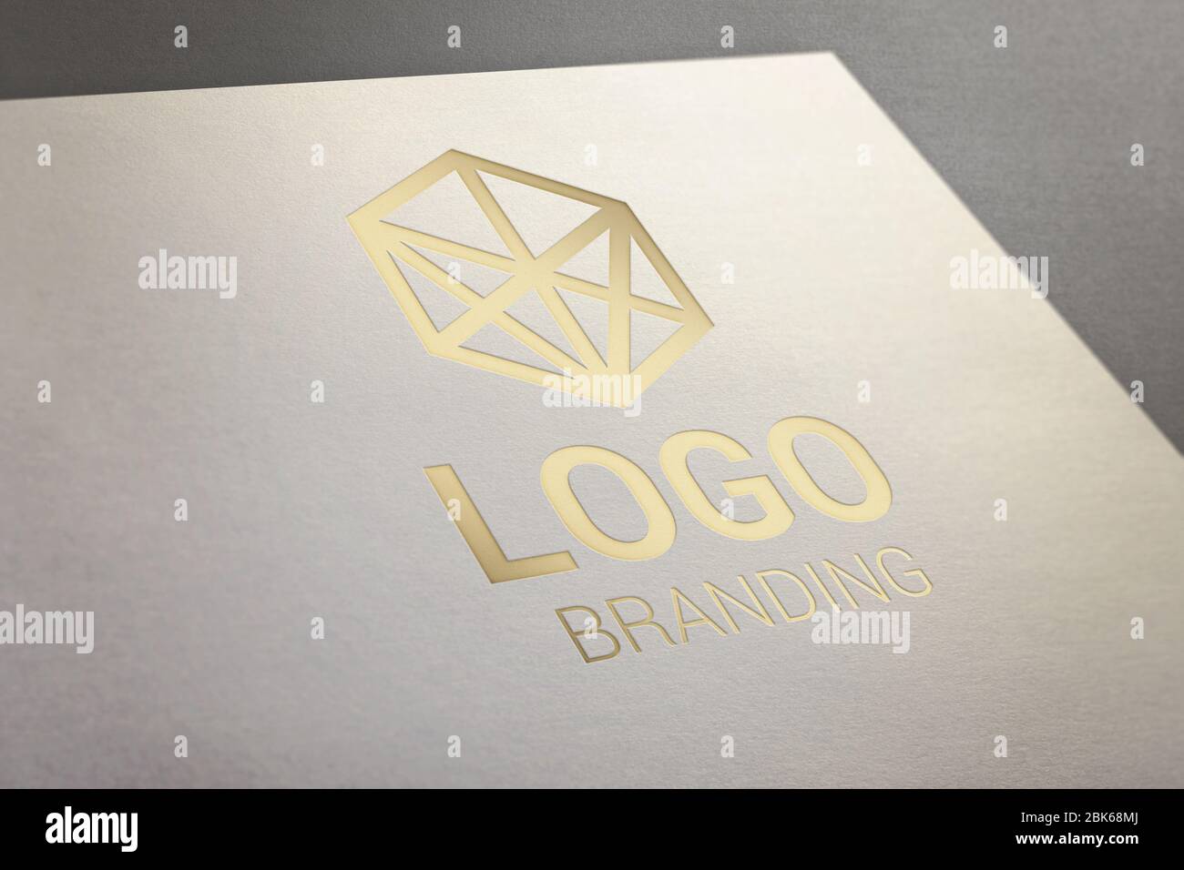 Presentazione del logo Gold su white paper. Concetto di azienda, identità visiva, promozione di branding Foto Stock