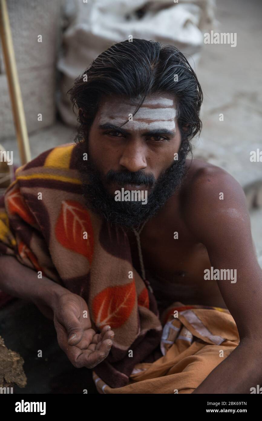 Ritratto di una persona che ha un aspetto spirituale su una riva del fiume Ganges a Varanasi, India Foto Stock