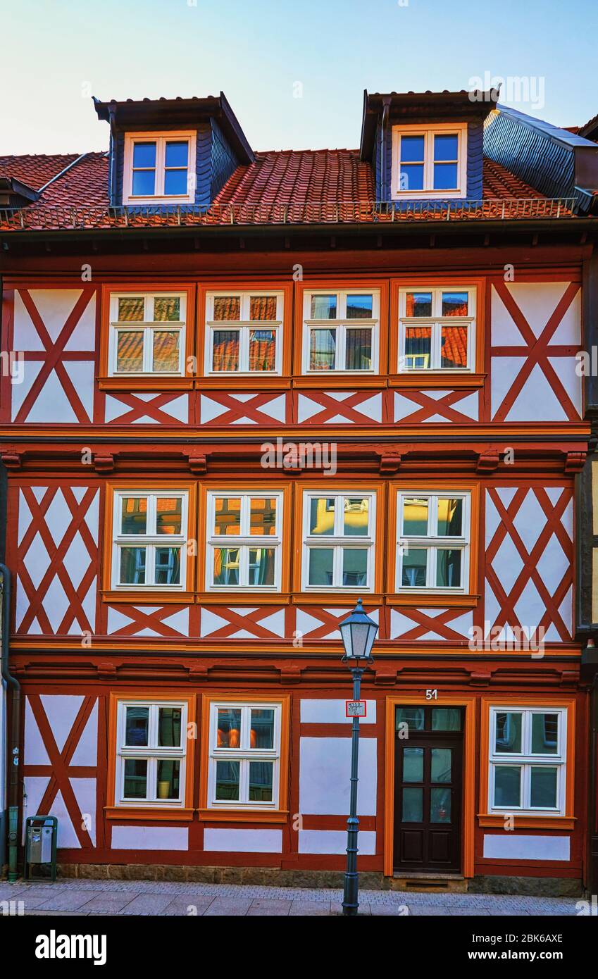 Casa a graticcio con piccole finestre in legno nel centro storico di Wernigerode. Sassonia-Anhalt, Germania Foto Stock