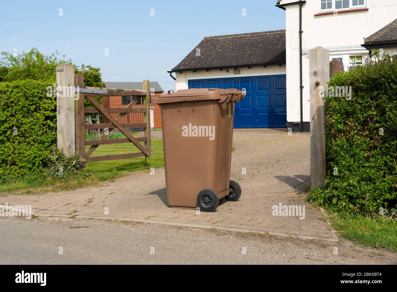 Single marrone wheelie bidone utside casa pronta per essere svuotata da raccolta rifiuti. Molto Hadham, Hertfordshire. REGNO UNITO Foto Stock