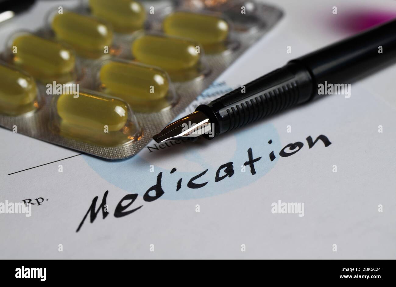 Macro primo piano di una nota di prescrizione bianca isolata, farmaco scritto a mano con blister per pillola e penna a inchiostro (Focus sulla punta della matita) Foto Stock
