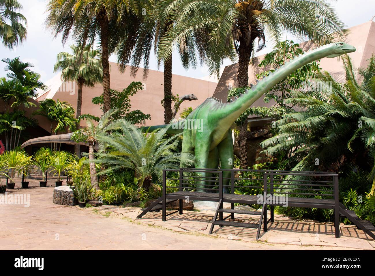 KALASIN, THAILANDIA - 2 OTTOBRE : modello di dinosauro nel Museo Sirindhorn e Phu Kum Khao Dinosaur Excavation Sito per viaggiatori persone viaggio visitare a Sah Foto Stock