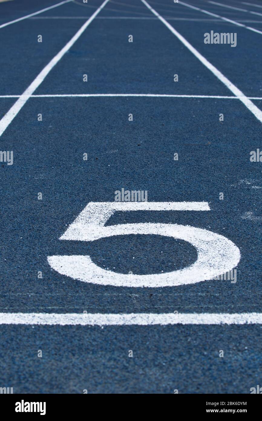 Il numero 5 atletica corsia Foto Stock