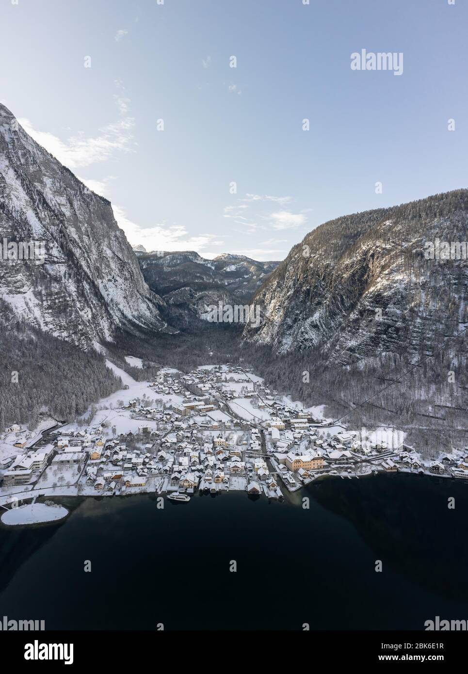 Drone aereo colpo di Lahn villaggio dal lago Hallstatt a piedi delle Alpi austriache montagna con nuvole in inverno Foto Stock