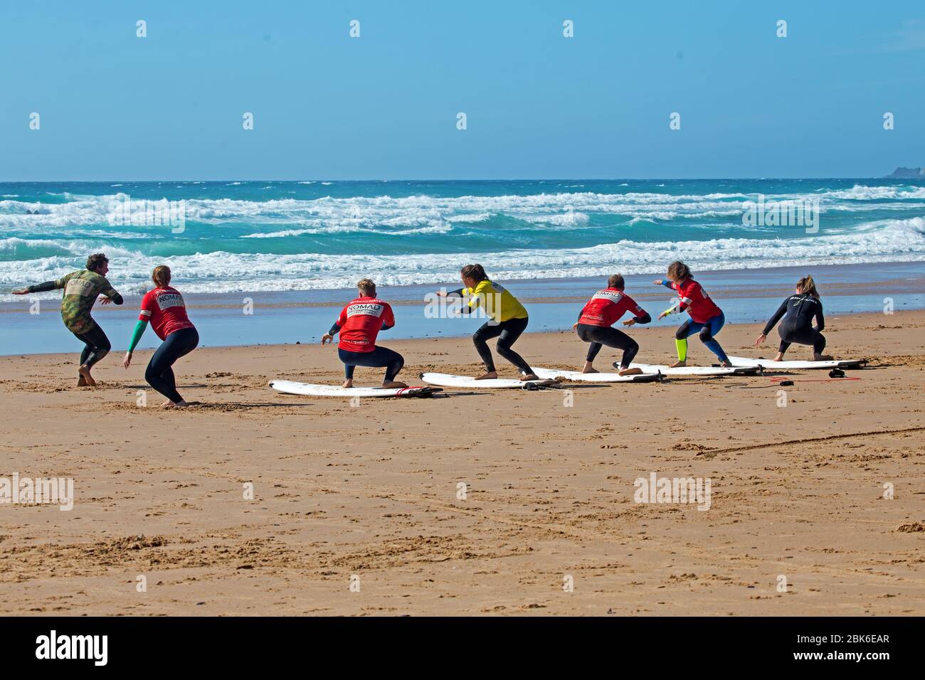 Vale Figueiras, Portogallo - 10 giugno 2019:Surfers ricevendo lezioni di surf a Praia Vale Figueiras in Portogallo Foto Stock