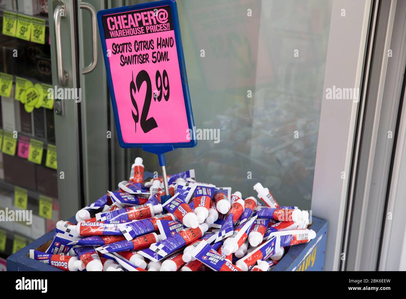 Igienizzatore per le mani in vendita presso un chimico di sydney durante il covid 19 coronavirus pandemic, Sydney, Australia Foto Stock