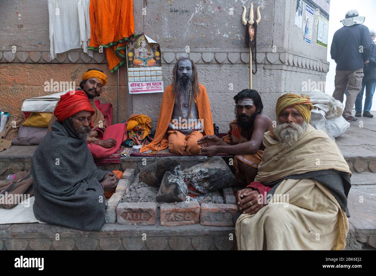 Un gruppo di persone, volti che hanno l'aspetto spirituale su una riva del fiume Ganges a Varanasi, India Foto Stock