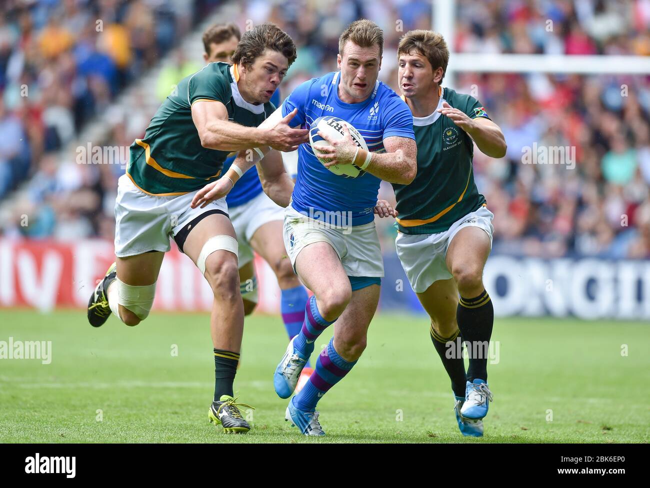 Lo Stuart Hogg della Scozia è affrontato da Warren Whiteley e Kwagga Smith del Sudafrica durante i Commonwealth Games del 2014, Ibrox Stadium, Glasgow. Foto Stock