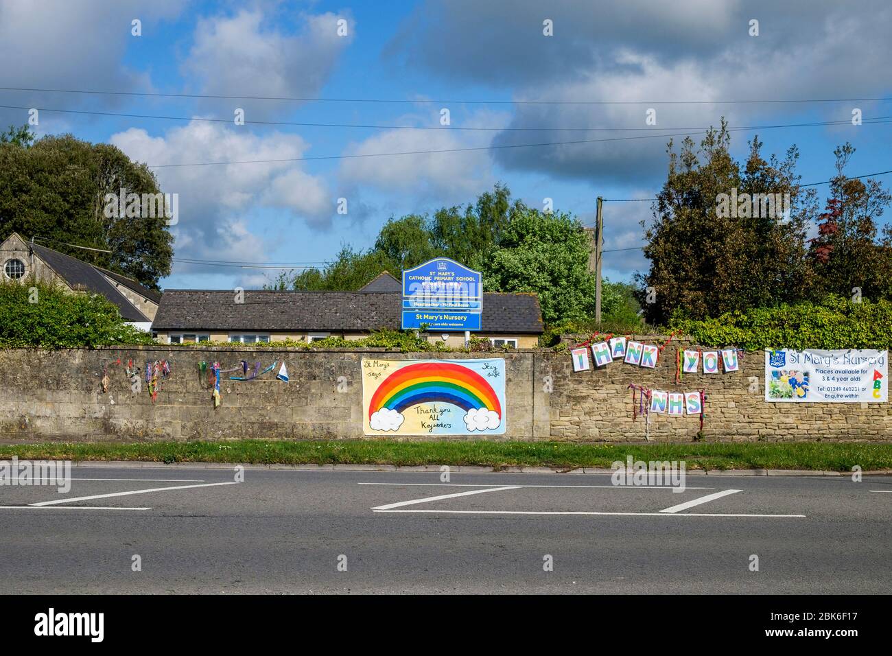 Chippenham, Wiltshire UK, 2 maggio 2020. Grazie NHS e i segni di ringraziamento per tutti i principali lavoratori sono raffigurati su un muro della scuola elementare di fronte al Chippenham Community Hospital. Credit: Lynchpics/Alamy Live News Foto Stock