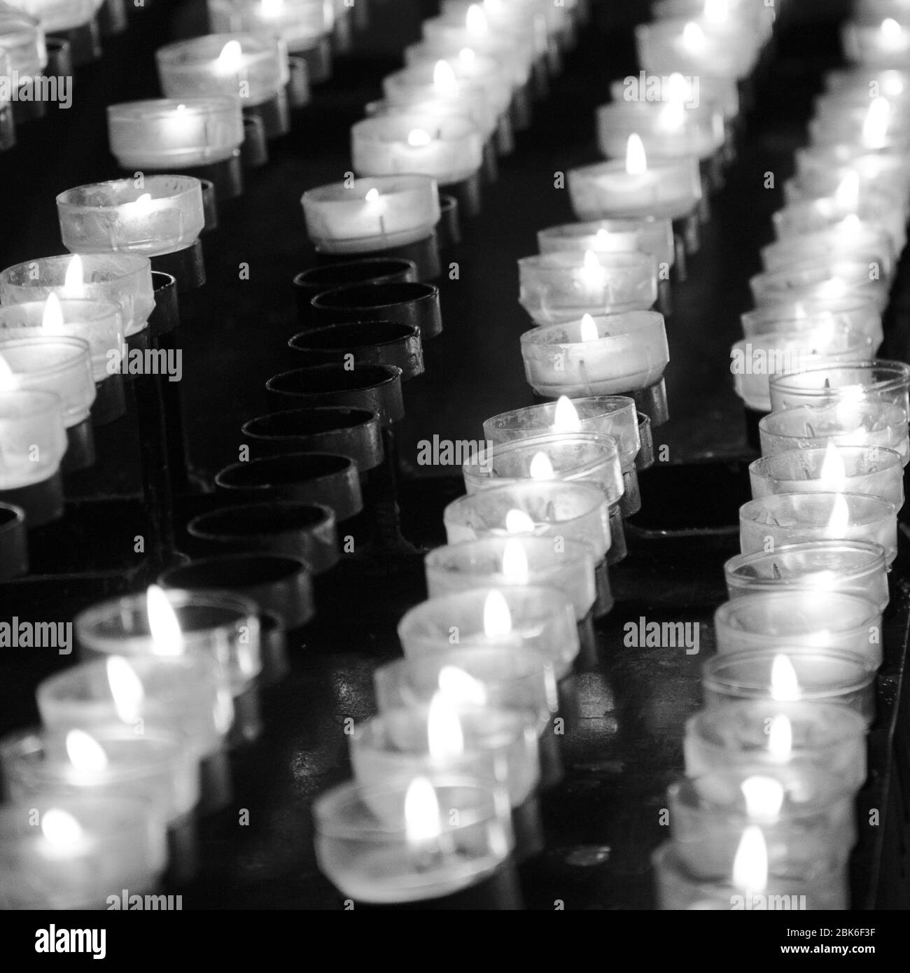 Primo piano di candele in una chiesa Foto Stock