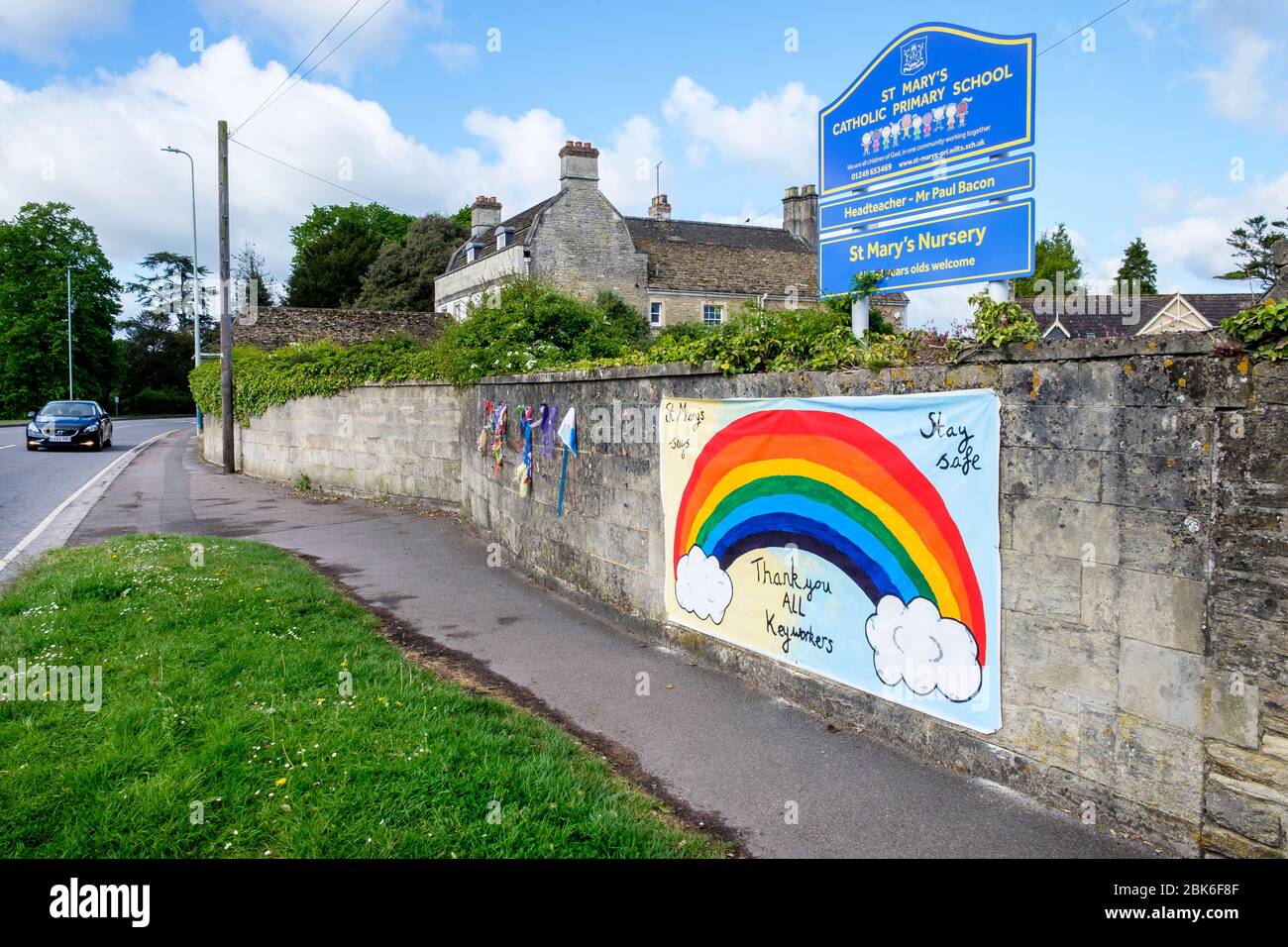 Chippenham, Wiltshire UK, 2 maggio 2020. Un autista dell'auto è illustrato mentre si passa davanti a un cartello arcobaleno "grazie a tutti i principali lavoratori" che è stato appeso su un muro della scuola primaria di fronte al Chippenham Community Hospital. Credit: Lynchpics/Alamy Live News Foto Stock
