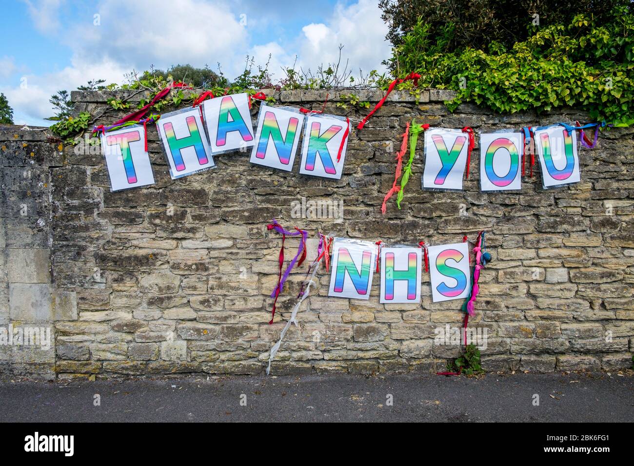 Chippenham, Wiltshire UK, 2 maggio 2020. Un cartello "Thank You NHS" è raffigurato su una parete della scuola primaria di fronte al Chippenham Community Hospital. Credit: Lynchpics/Alamy Live News Foto Stock