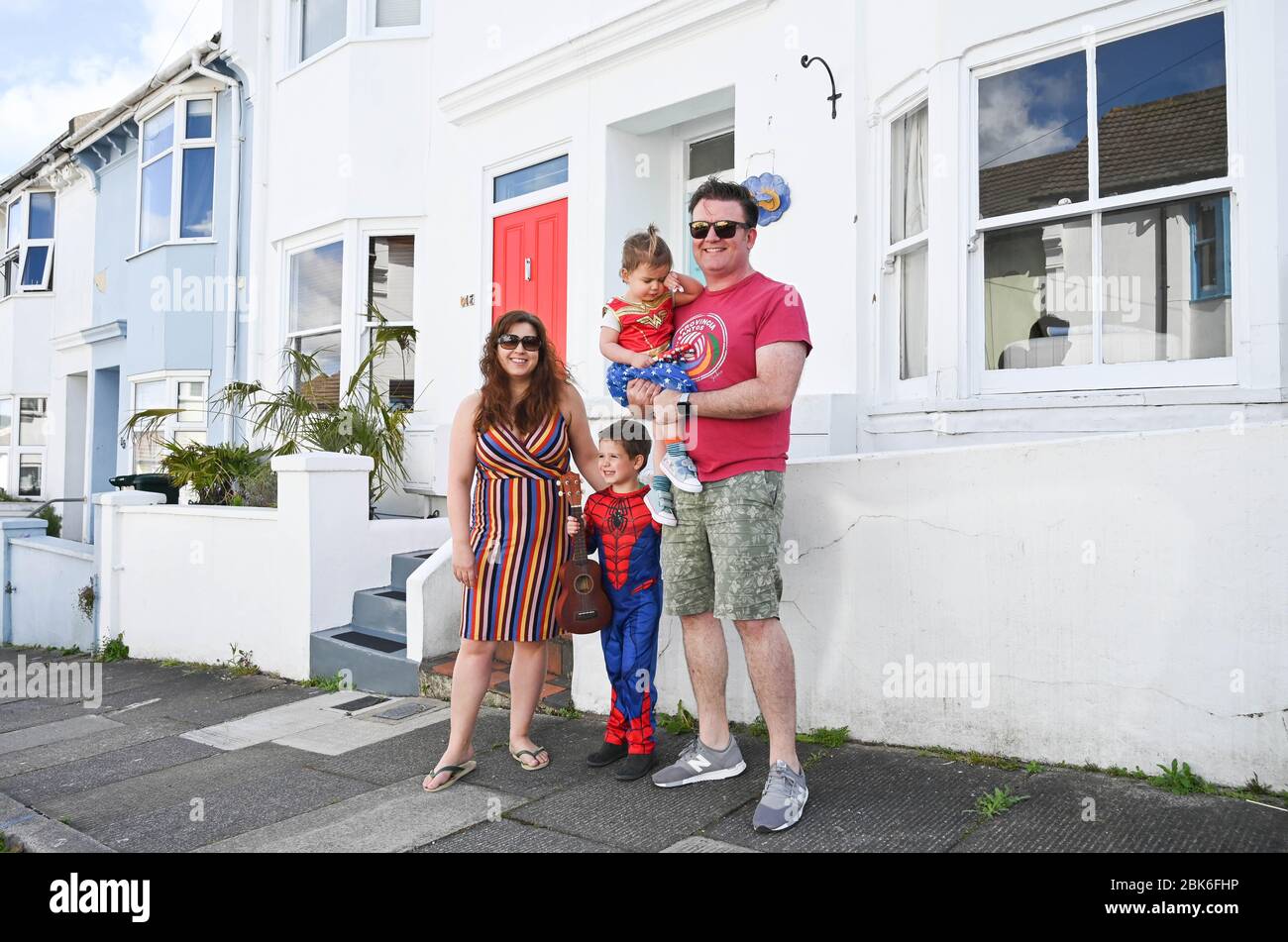 Brighton UK 2 maggio 2020 - i bambini delle famiglie nella zona di Elm Grove di Brighton hanno deciso di vestirsi e brevemente venire fuori sulla loro strada questa mattina osservando le distanze sociali il giorno che sarebbe stato il festival di Brighton Parade dei bambini durante la pandemia di Coronavirus COVID-19 crisi . La Parata dei Bambini è il tradizionale apritore del Festival di Brighton che è stato annullato quest'anno a causa del coronavirus . Credit: Simon Dack / Alamy Live News Foto Stock