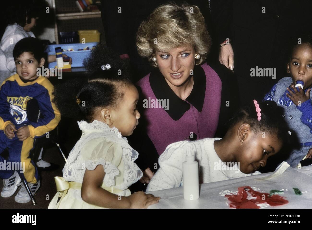 La principessa Diana parla con i bambini senza casa all'Urban Family Center. Henry St. Settlement. New York. USA. 2 Febbraio 1989 Foto Stock