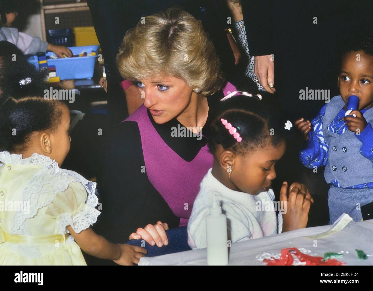 La principessa Diana parla con i bambini senza casa all'Urban Family Center. Henry St. Settlement. New York. USA. 2 Febbraio 1989 Foto Stock