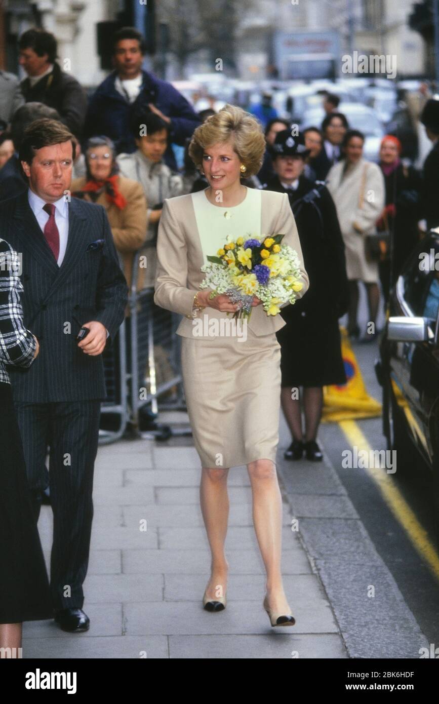 DIANA , PRINCIPESSA DEL GALLES COME PATRONA, ASSISTE IL PRANZO DI INDUSTRIA E COMMERCIO INVECCHIATO A CLARIDGES A LONDRA, REGNO UNITO. 4 aprile 1989. Foto Stock