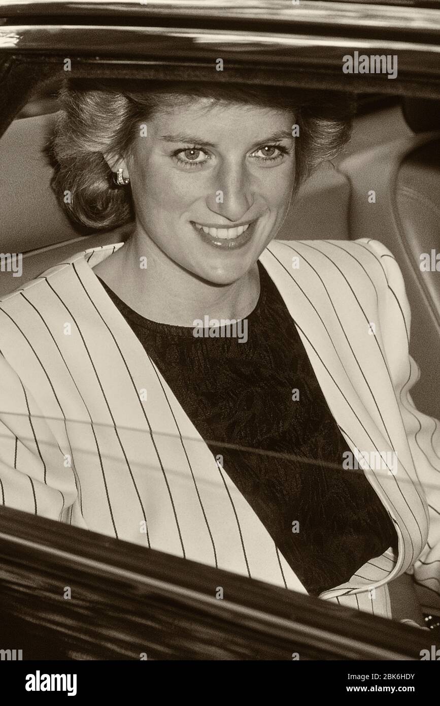 Un sorriso 'diana, Principessa del Galles' che indossa una giacca bianca e nera con pinstried in un'auto guidata da autista senza cintura di sicurezza, Londra, Inghilterra. 1989 Foto Stock