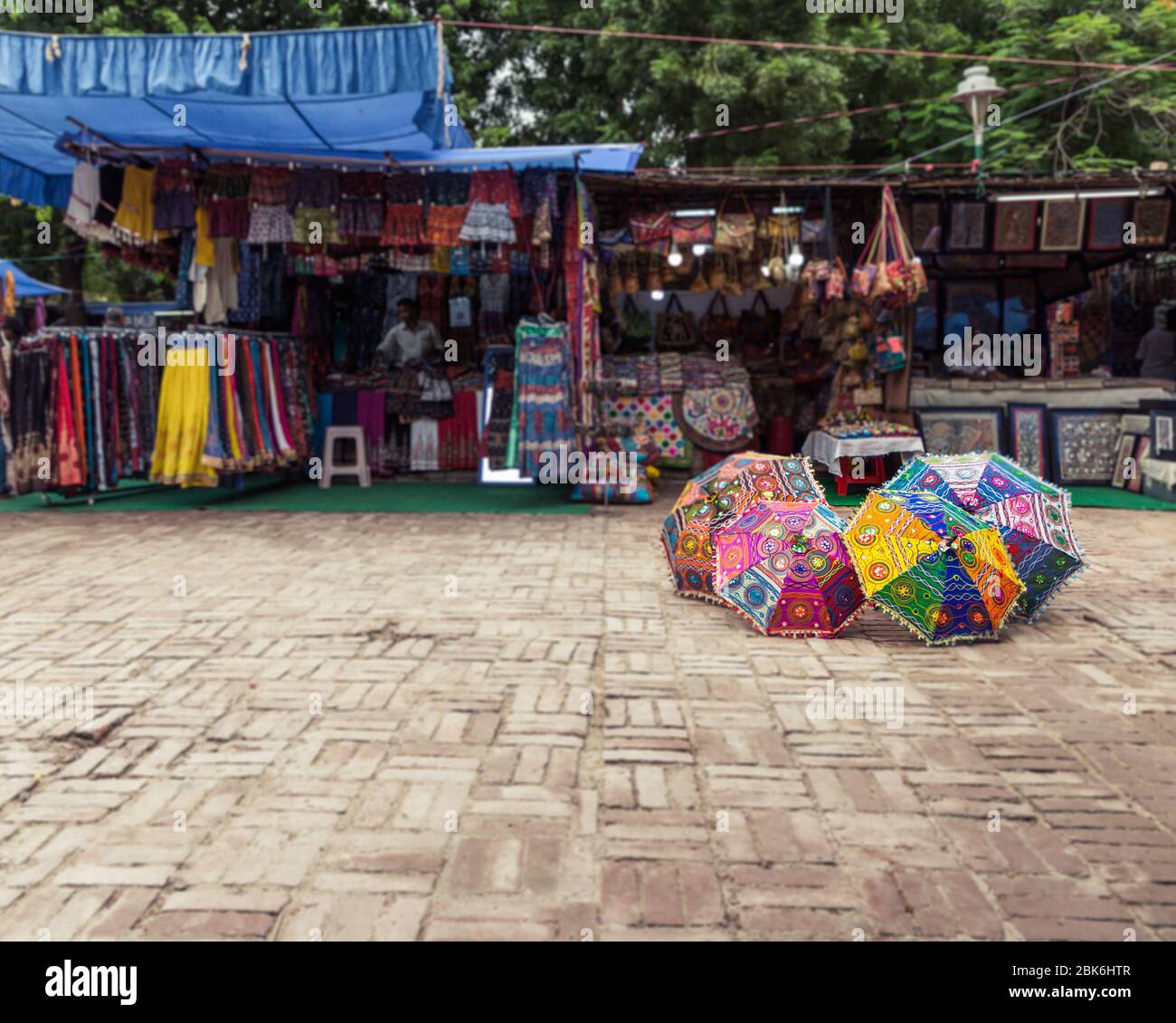 New Delhi, India - 5 agosto 2018: Negozi e ombrelloni a Dilli Haat cibo e bazar artigianale a Nuova Delhi Foto Stock