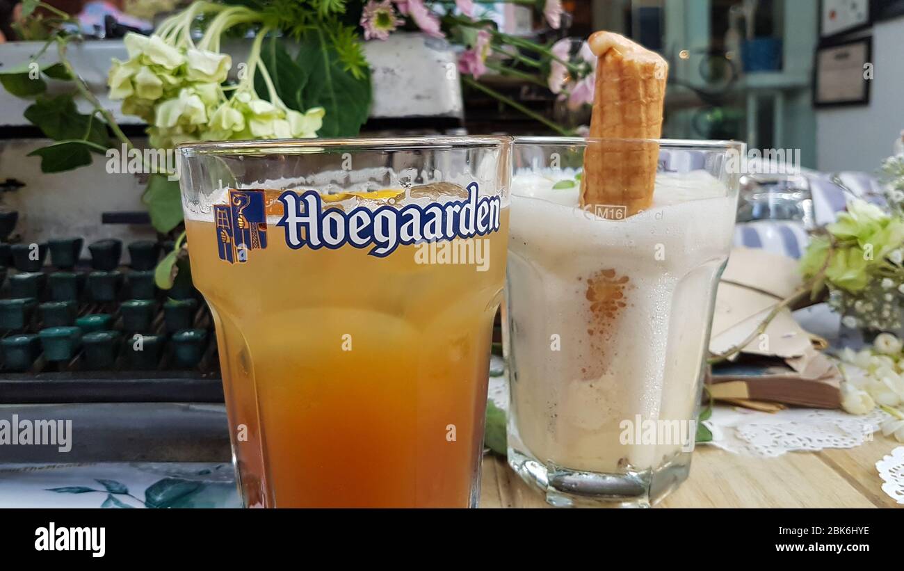 New Delhi, India - 25 novembre 2017: Cocktail Hoegaarden su tavolo stilizzato impostazione a Nuova Delhi India Foto Stock