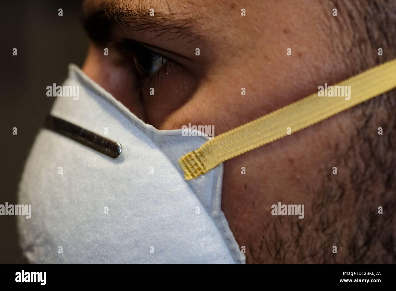 Dettagli viso ragazzo mentre vestire la maschera protettiva del virus corona covid-19, malattia Foto Stock