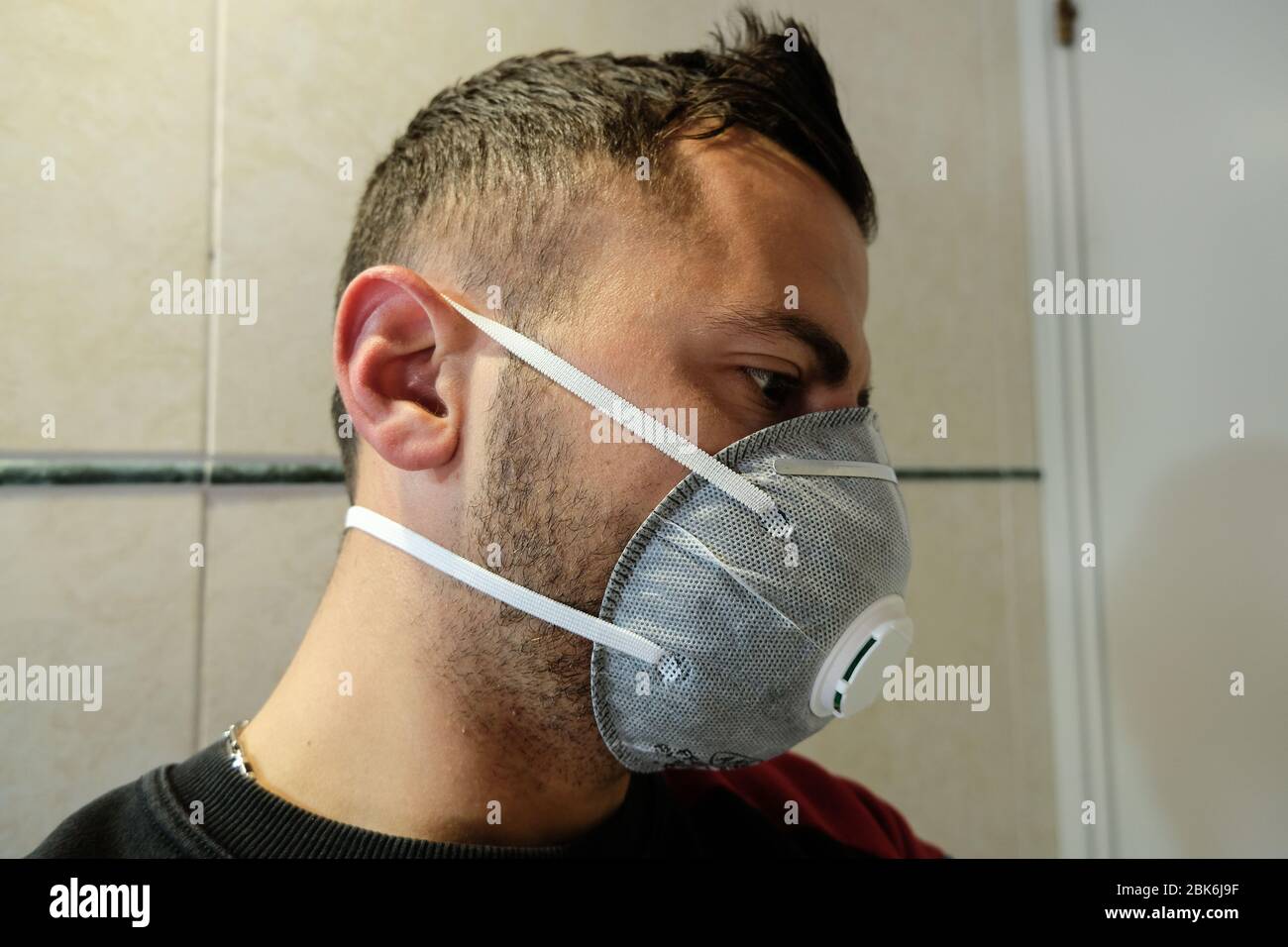 Maschera protettiva del virus corona della medicazione italiana covid-19, malattia pandemica Foto Stock