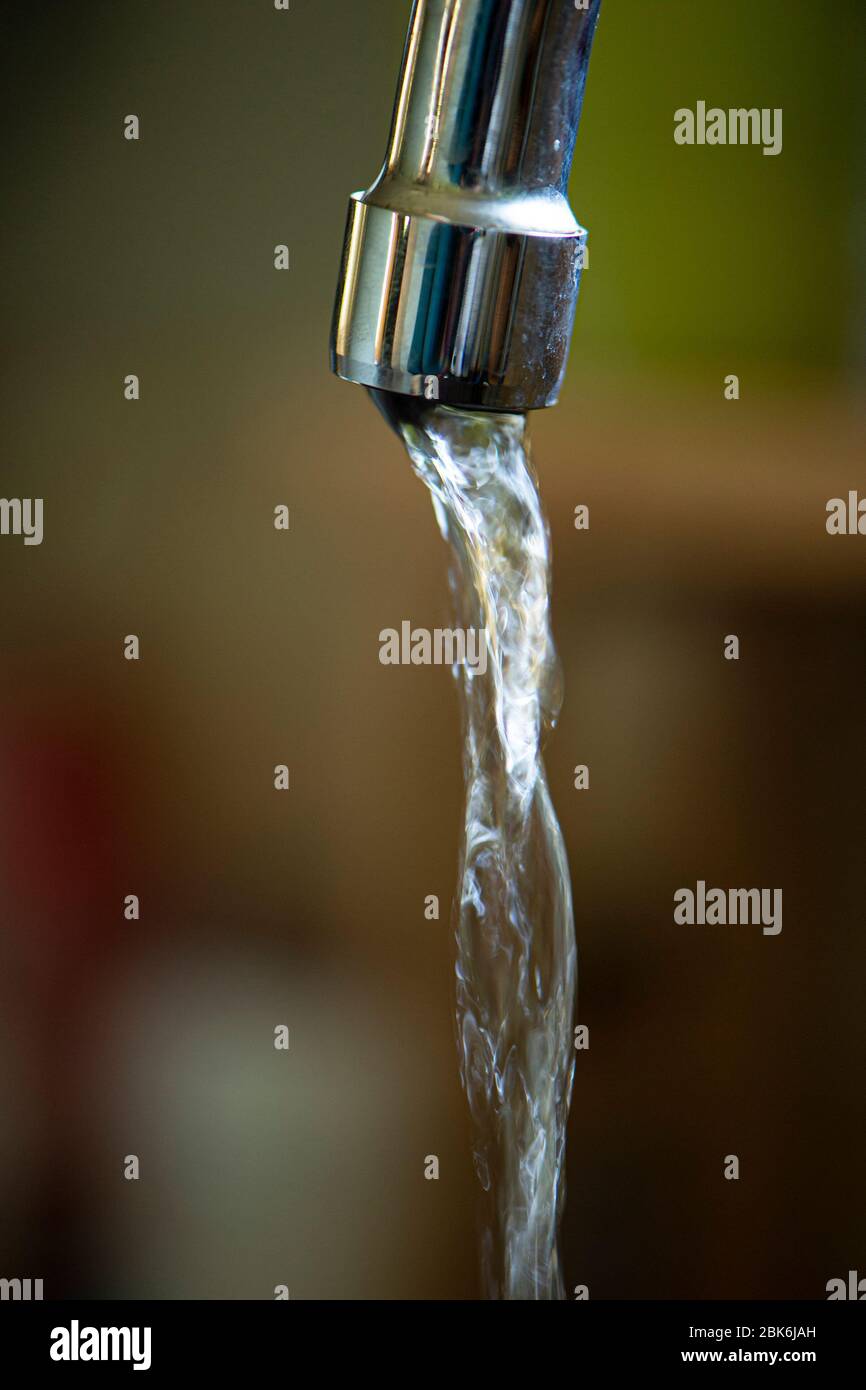 acqua che fuoriesce da un rubinetto Foto Stock