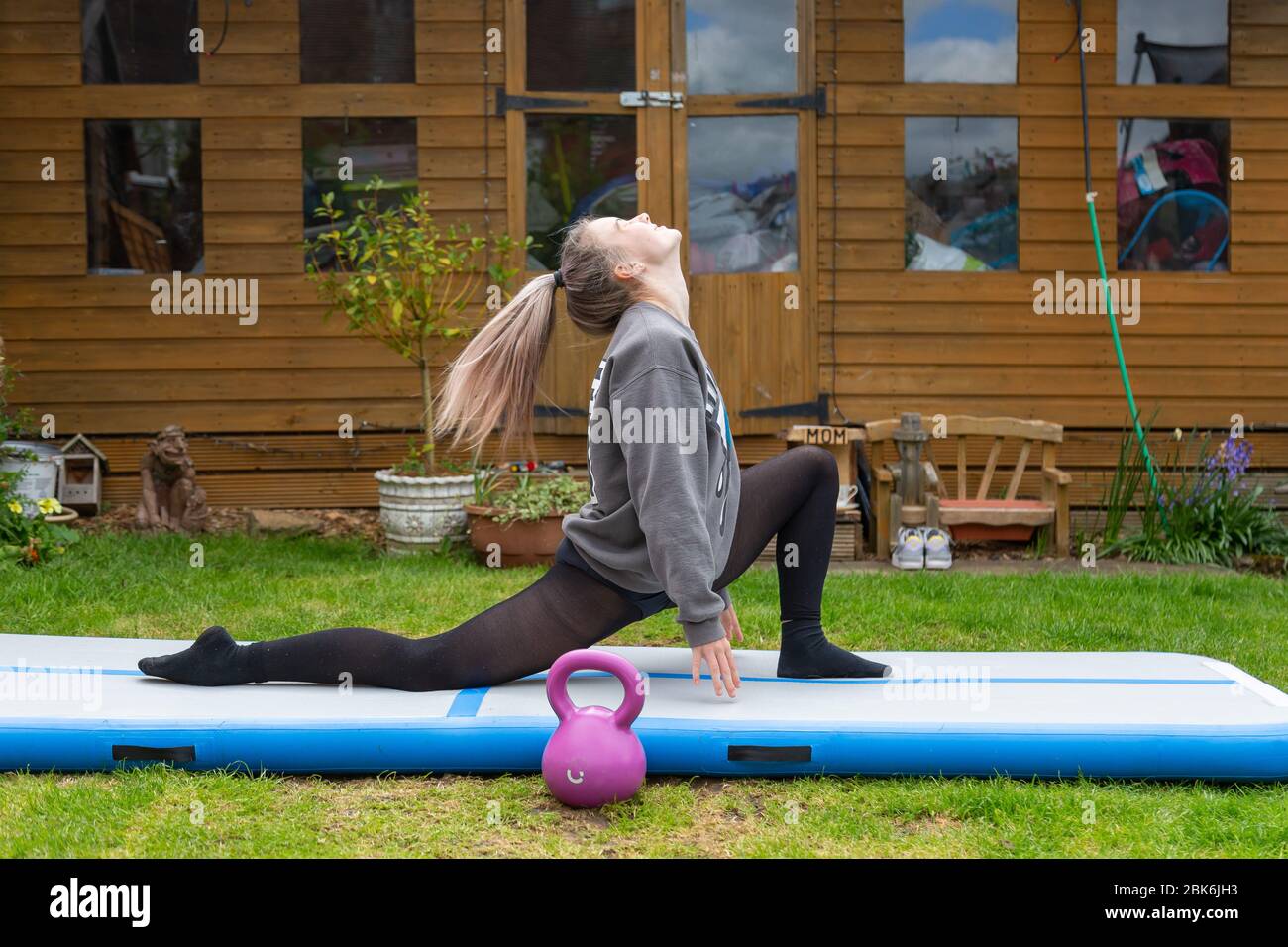 Halesowen, West Midlands, Regno Unito. 2 maggio 2020. Amelia Hubbard, 15 anni di Halesowen, West Midlands, sta praticando le sue routine di danza nel giardino di schiena della sua famiglia. Le palestre e gli studi di danza rimarranno chiusi anche dopo che qualsiasi blocco sarà facilitato nelle prossime settimane. Amelia, come tanti altri ballerini, si affida alle lezioni online per rimanere in contatto con i suoi compagni di studio e fa fino a sette ore di pratica al giorno. Credit: Peter Lopeman/Alamy Live News Foto Stock