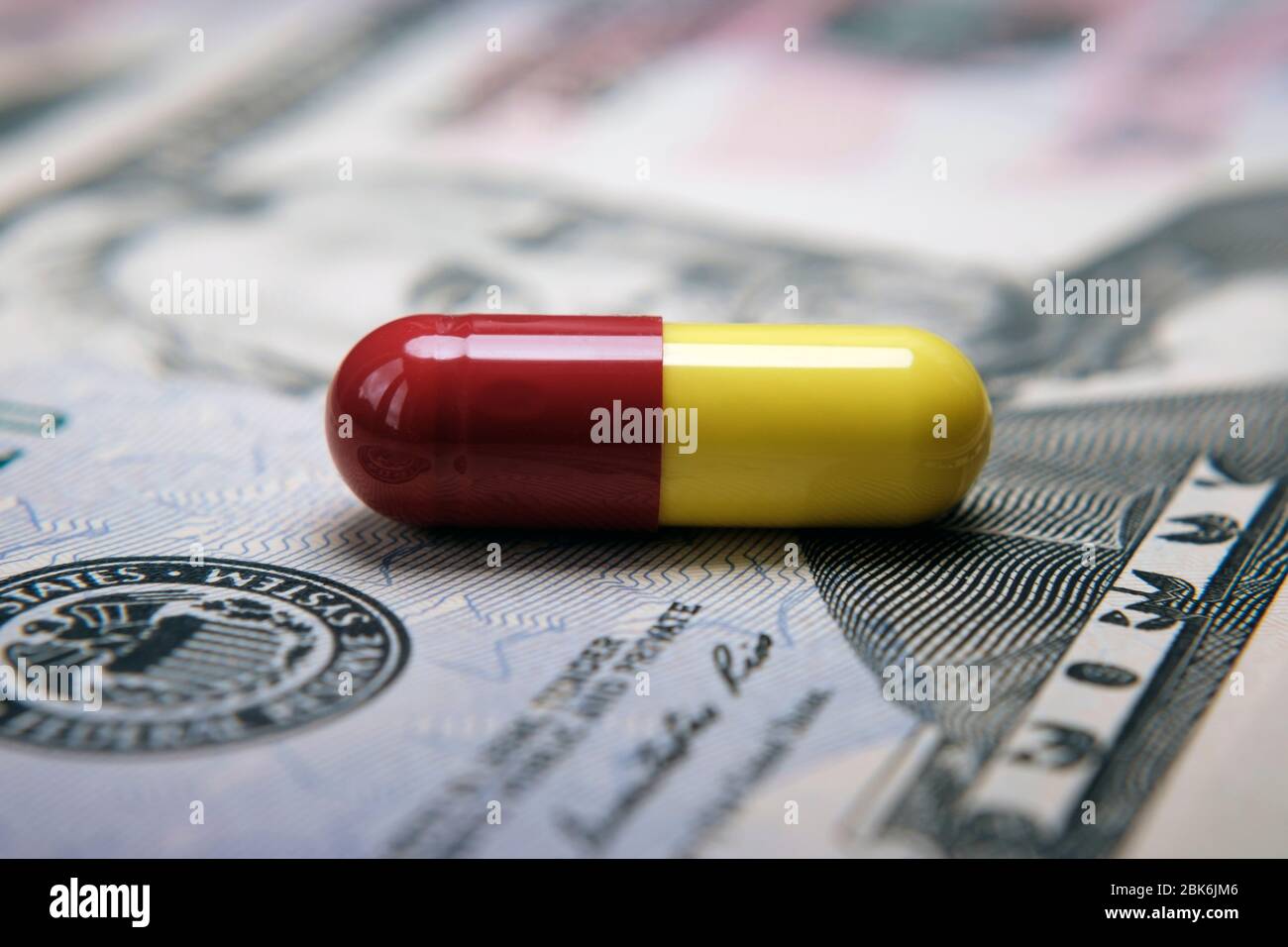 Pillola in cima a banconota da 50 dollari. Illustrativa per profitto dall'industria farmaceutica, costo delle pillole e cura medica. Foto di concetto. Foto Stock