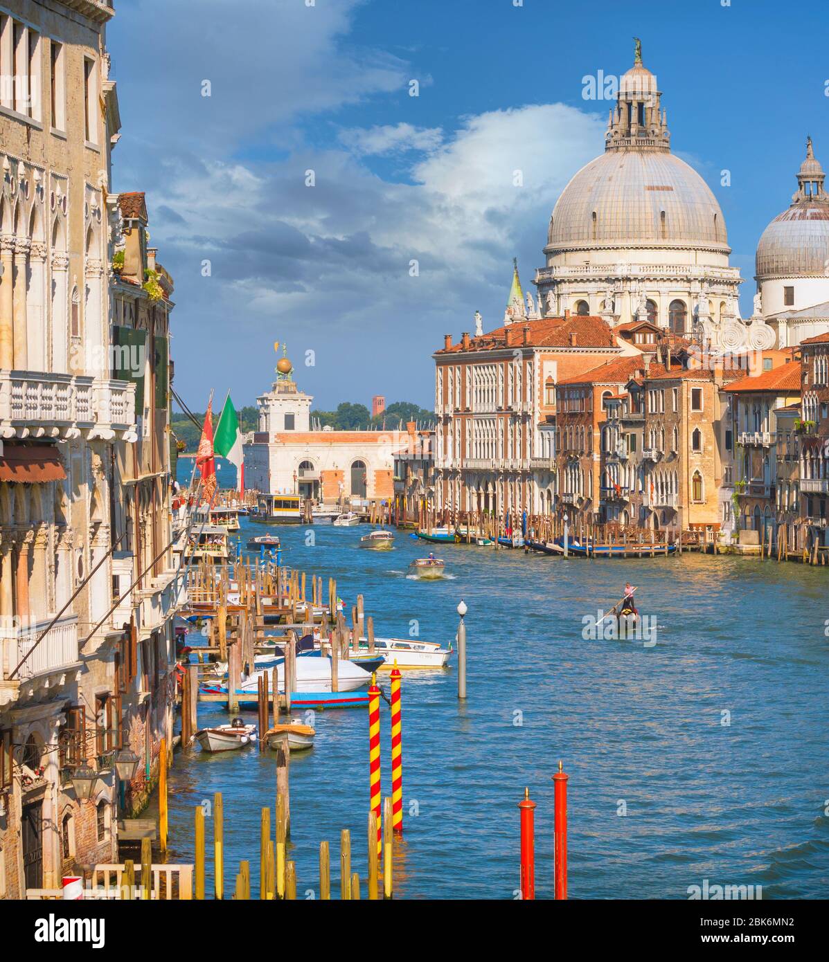 Venezia, Provincia di Venezia, Regione Veneto, Italia. Vista sul Canal Grande fino a Santa Maria della Salute. Venezia è un sito patrimonio dell'umanità dell'UNESCO. Foto Stock