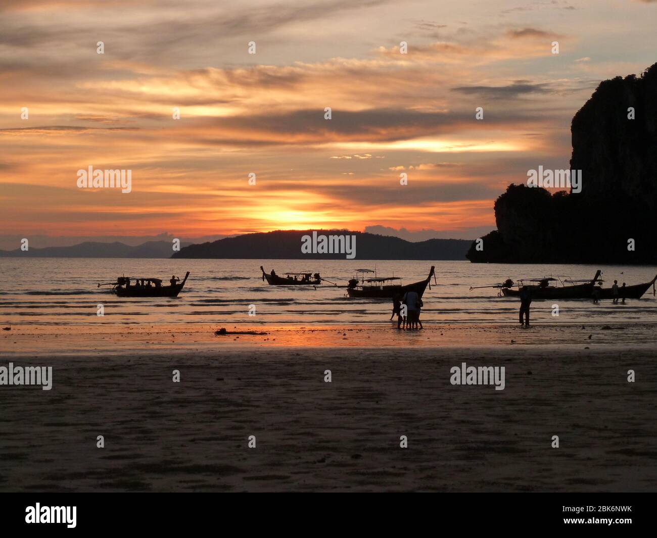 Tradizionale barca a coda lunga sulla spiaggia in Thailandia al tramonto Foto Stock