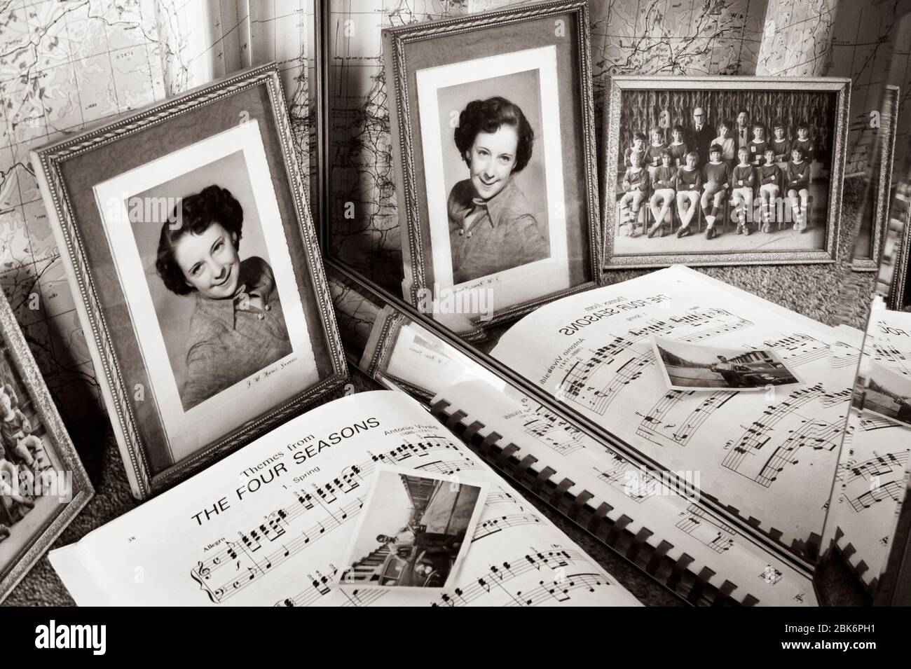 Le vecchie foto di famiglia riflesse in uno specchio forniscono i ricordi del passato Foto Stock