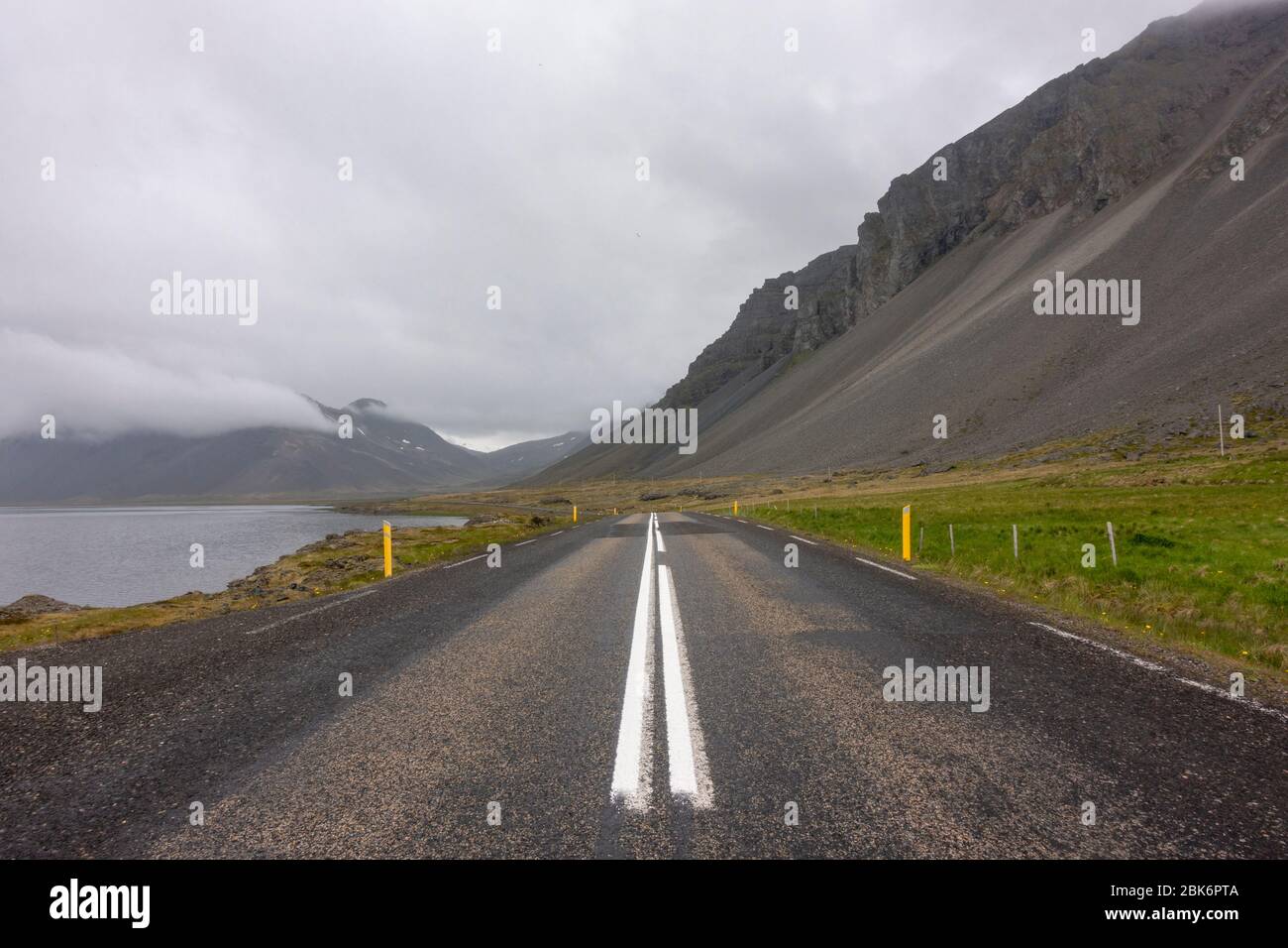 Il classico, in fondo al centro della strada sulla Route 1 nel sud dell'islanda, Foto Stock